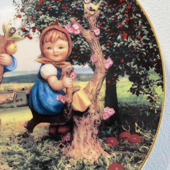 M I Hummel “APPLE TREE BOY AND GIRL” Plate The Danbury Mint Collector 1991 - Picture 4 of 10